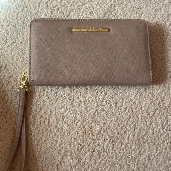 This rose gold Steve Madden wallet/wristlet has many storage spaces. - Picture 1 of 3